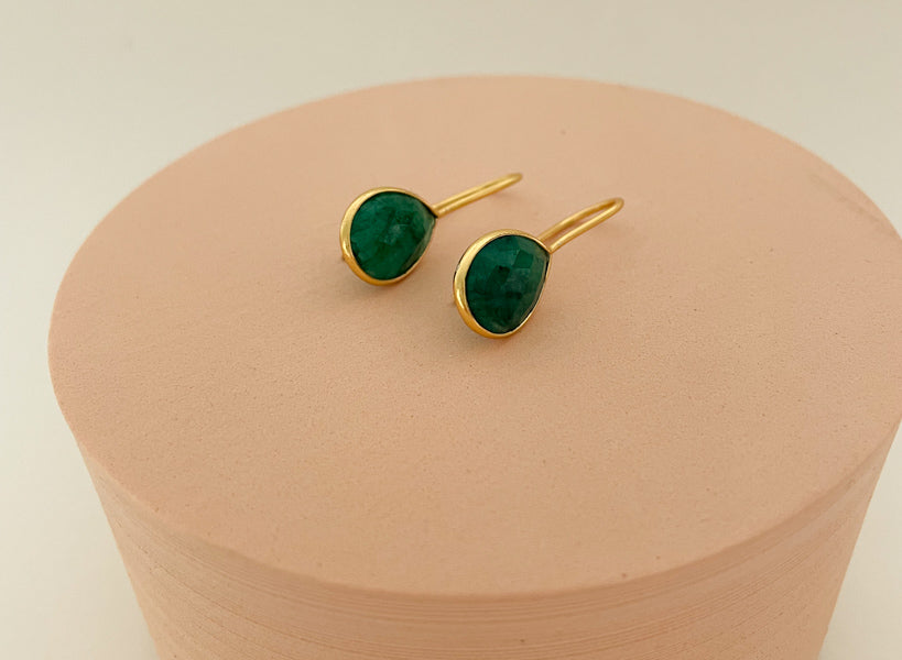 Hängende Goldohrring mit grünen Edelstein, ovaler Teardrop Ohrringe, Ohrringe aus 925 Silber & 18 Karat vergoldet