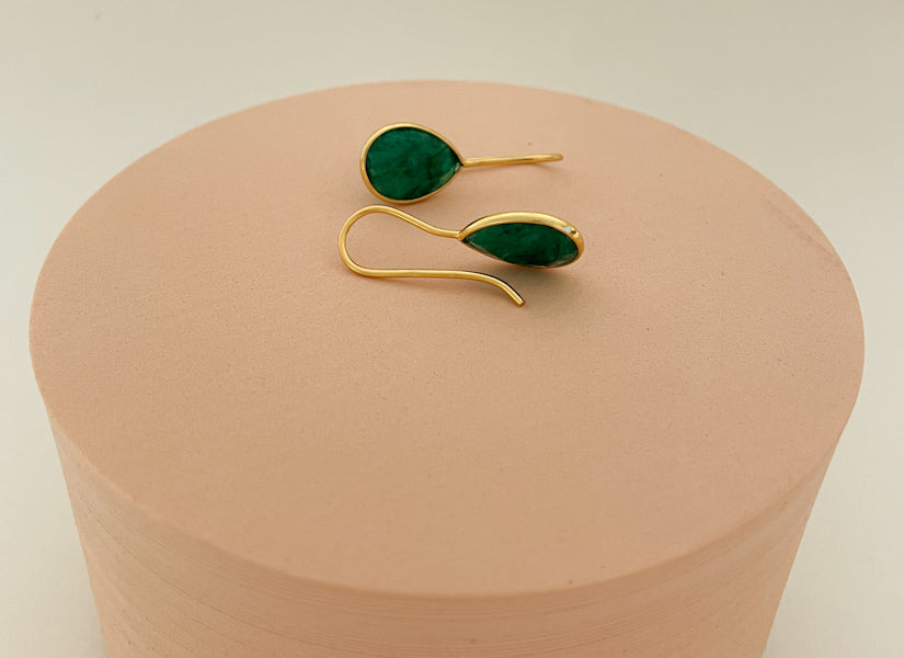 Hängende Goldohrring mit grünen Edelstein, ovaler Teardrop Ohrringe, Ohrringe aus 925 Silber & 18 Karat vergoldet