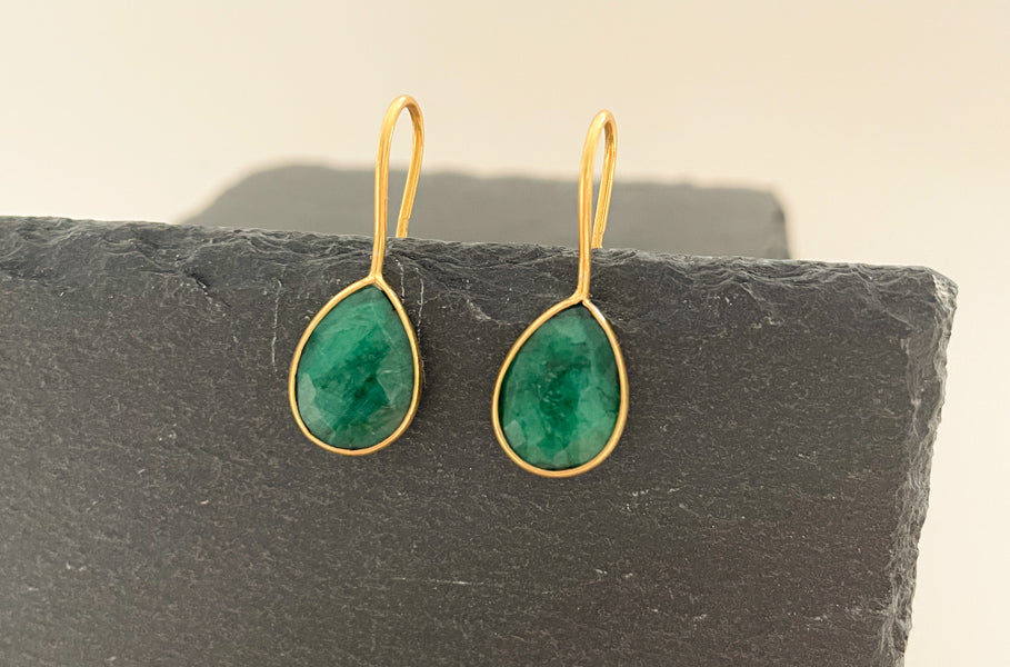Hängende Goldohrring mit grünen Edelstein, ovaler Teardrop Ohrringe, Ohrringe aus 925 Silber & 18 Karat vergoldet