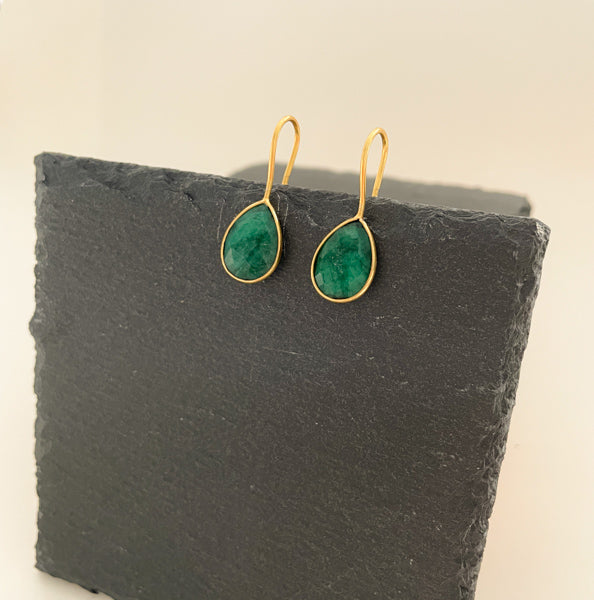 Hängende Goldohrring mit grünen Edelstein, ovaler Teardrop Ohrringe, Ohrringe aus 925 Silber & 18 Karat vergoldet