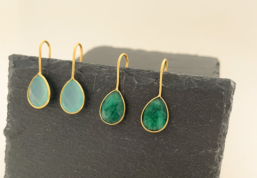 Hängende Goldohrring mit grünen Edelstein, ovaler Teardrop Ohrringe, Ohrringe aus 925 Silber & 18 Karat vergoldet