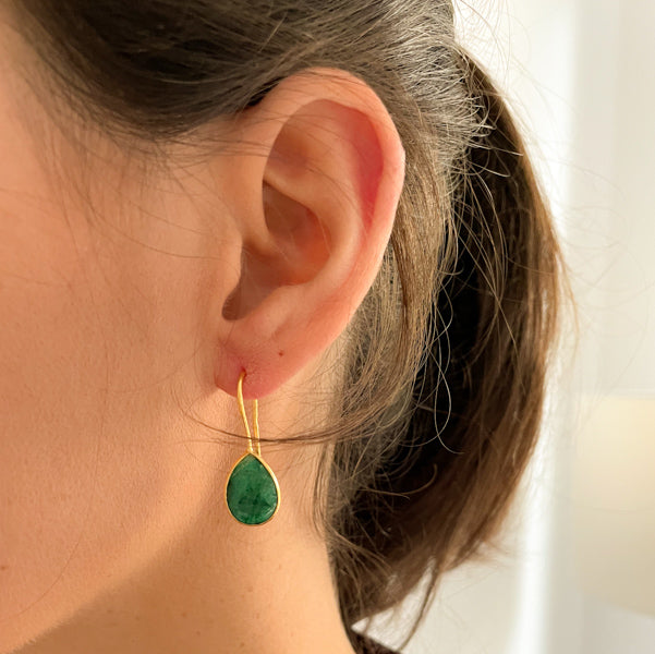 Hängende Goldohrring mit grünen Edelstein, ovaler Teardrop Ohrringe, Ohrringe aus 925 Silber & 18 Karat vergoldet