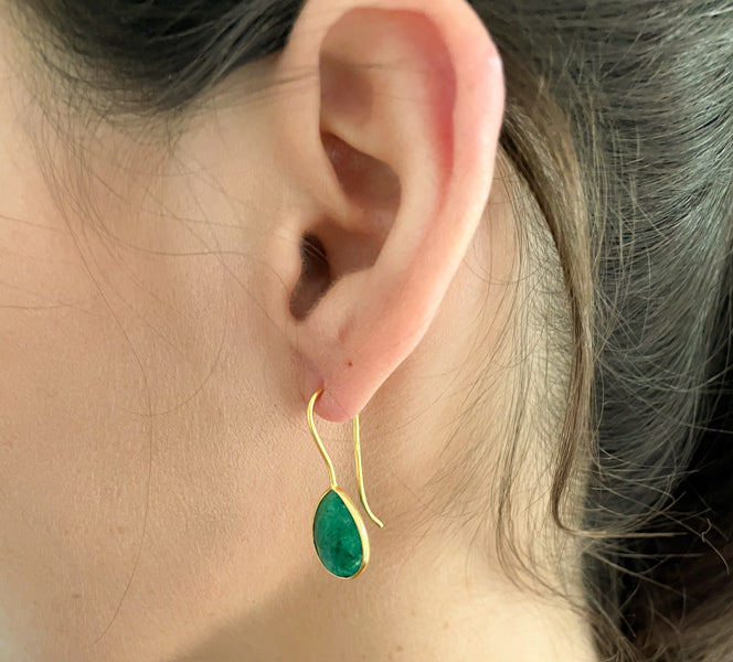 Hängende Goldohrring mit grünen Edelstein, ovaler Teardrop Ohrringe, Ohrringe aus 925 Silber & 18 Karat vergoldet