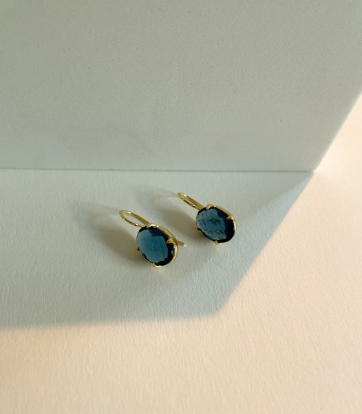 Ovaler blauer Lolith Ohrringe, Hängender Ohrring mit einem Edelstein, blauer Iolith, Ohrring 18k vergoldet