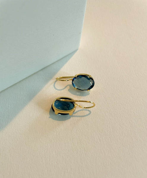 Ovaler blauer Lolith Ohrringe, Hängender Ohrring mit einem Edelstein, blauer Iolith, Ohrring 18k vergoldet