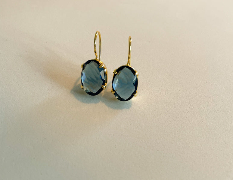 Ovaler blauer Lolith Ohrringe, Hängender Ohrring mit einem Edelstein, blauer Iolith, Ohrring 18k vergoldet
