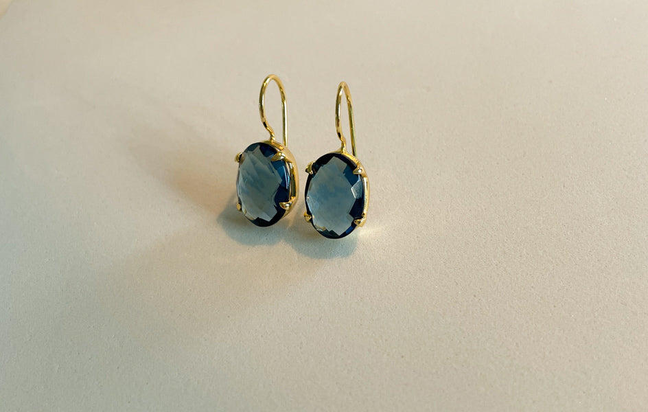Ovaler blauer Lolith Ohrringe, Hängender Ohrring mit einem Edelstein, blauer Iolith, Ohrring 18k vergoldet