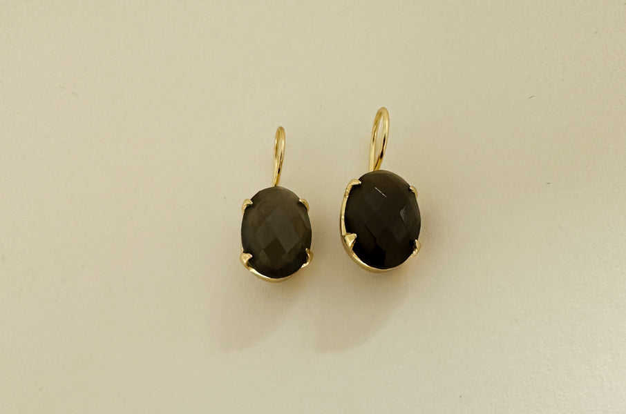 Hängende braune Goldohrringe mit grauen Mondstein Edelstein ∙ ovale Goldohrringe ∙Ohrring aus Messing & 18k vergoldet ∙ Weihnachtsgeschenk