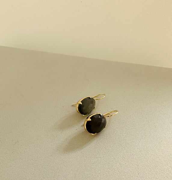 Hängende braune Goldohrringe mit grauen Mondstein Edelstein ∙ ovale Goldohrringe ∙Ohrring aus Messing & 18k vergoldet ∙ Weihnachtsgeschenk