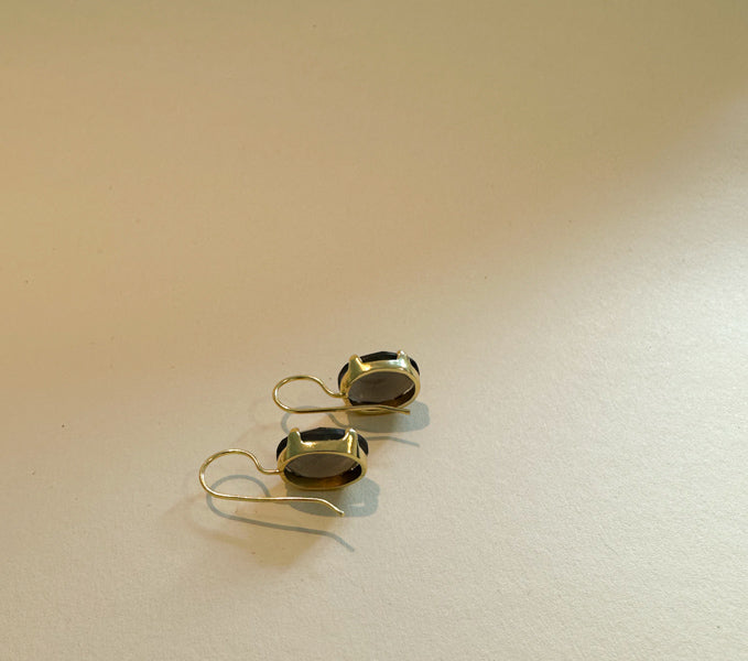Hängende braune Goldohrringe mit grauen Mondstein Edelstein ∙ ovale Goldohrringe ∙Ohrring aus Messing & 18k vergoldet ∙ Weihnachtsgeschenk