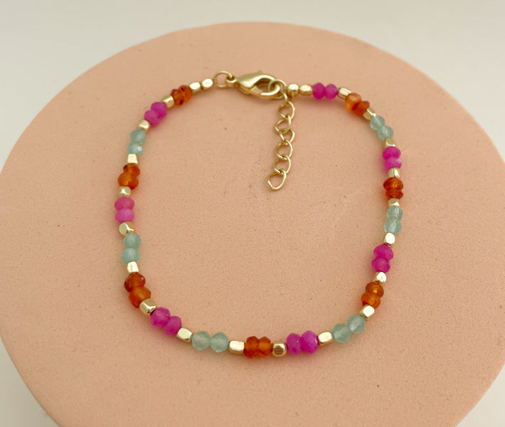 Perlenarmband mit Gold, Orange, Pink und Hellblauen Edelstein, 18 Karat vergoldet