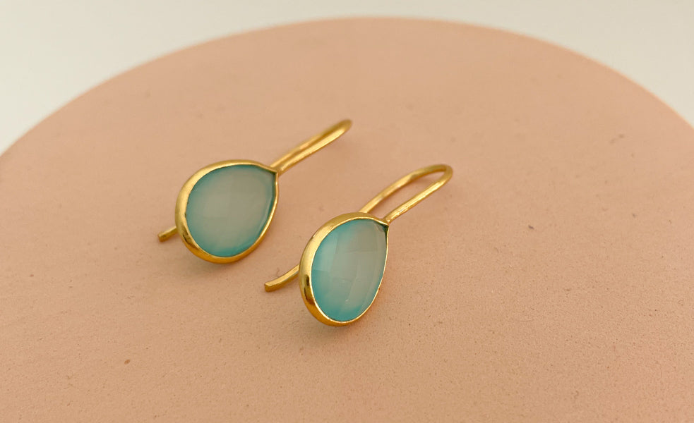 Hängende Goldohrringe mit hellblauen Chalcedon (Edelstein), Teardrop Ohrringe 925 Silber & 18 Karat vergoldet