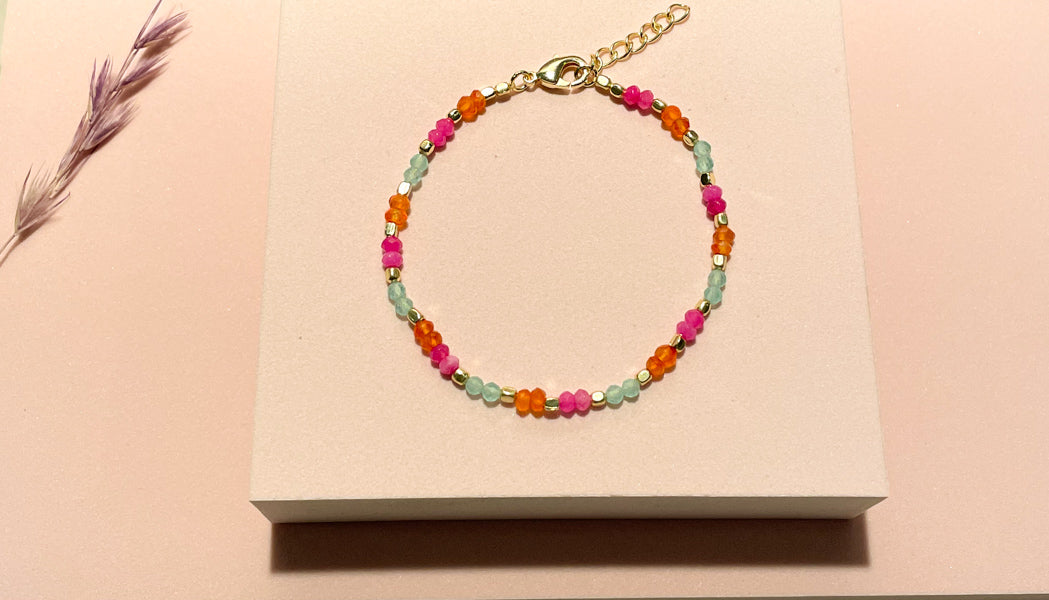 Perlenarmband mit Gold, Orange, Pink und Hellblauen Edelstein, 18 Karat vergoldet