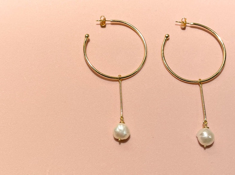 Hängende goldene Kreolen mit einer Perle und 18 Karat vergoldet