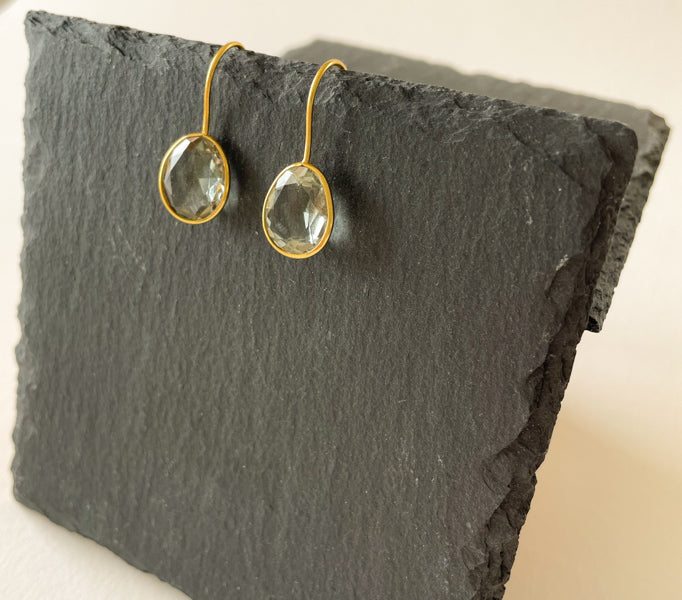 Hängender Ohrring mit einem Edelstein, grüner Amethyst, ovale Ohrring