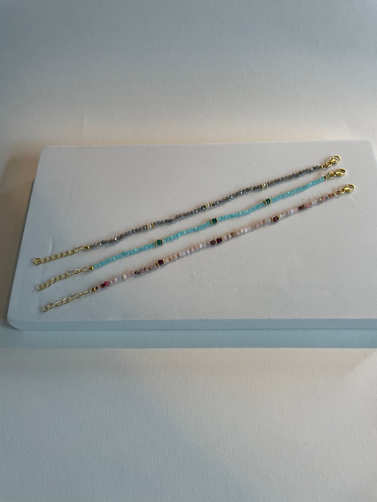 Perlen Goldarmband mit rosa Opalen Edelsteinen, Perlenarmband