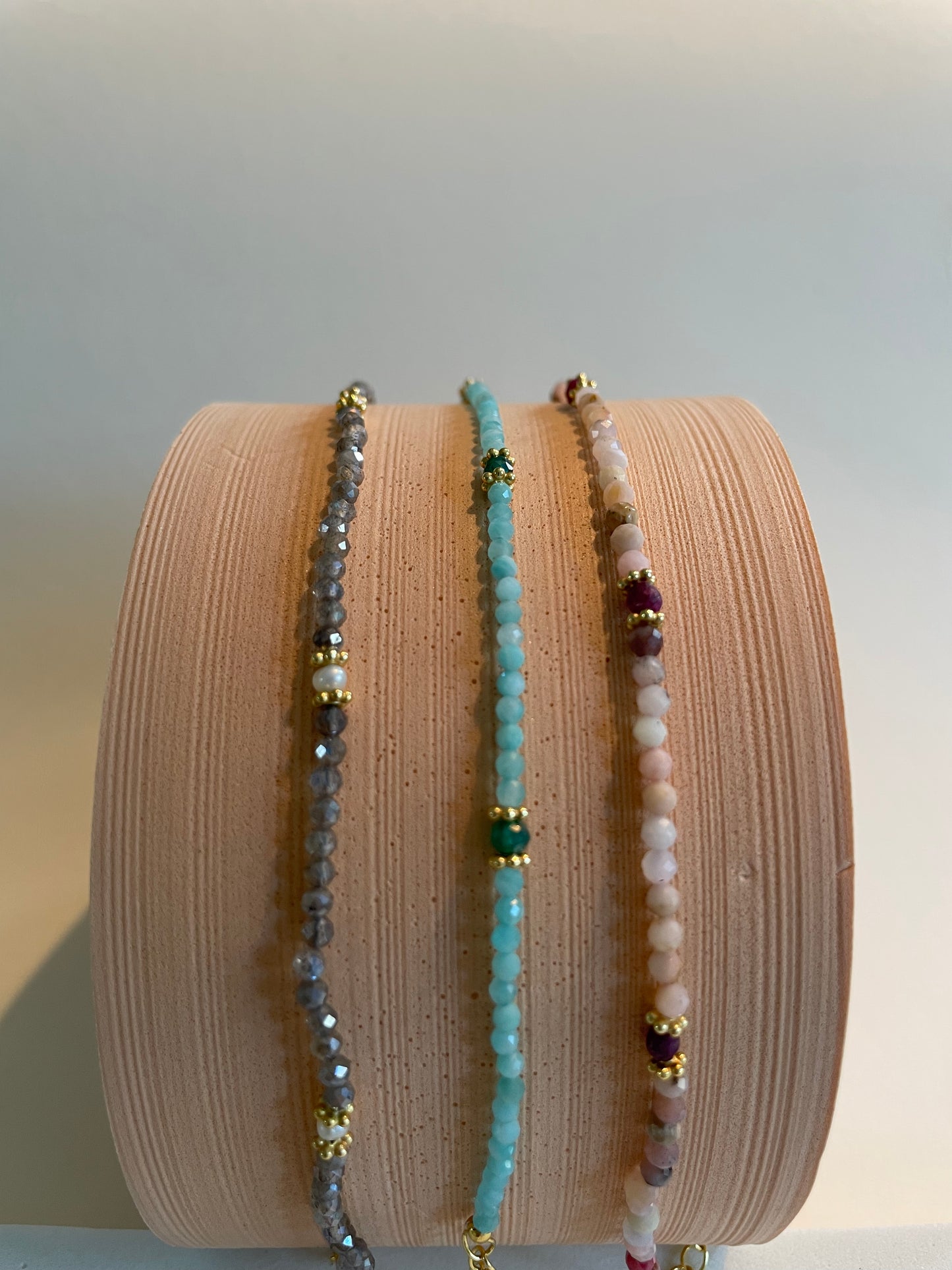 Perlen Goldarmband mit rosa Opalen Edelsteinen, Perlenarmband