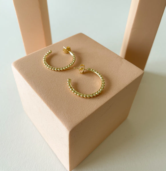 Goldene Perlenkreolen, Huggies mit 18 Karat vergoldet