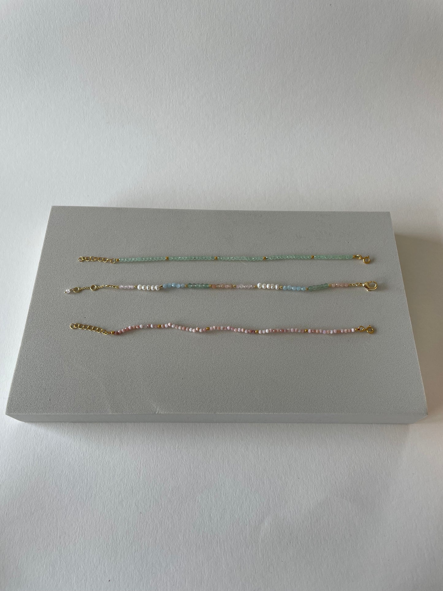 Perlen Goldarmband mit rosa Opalen Edelsteinen, Perlenarmband
