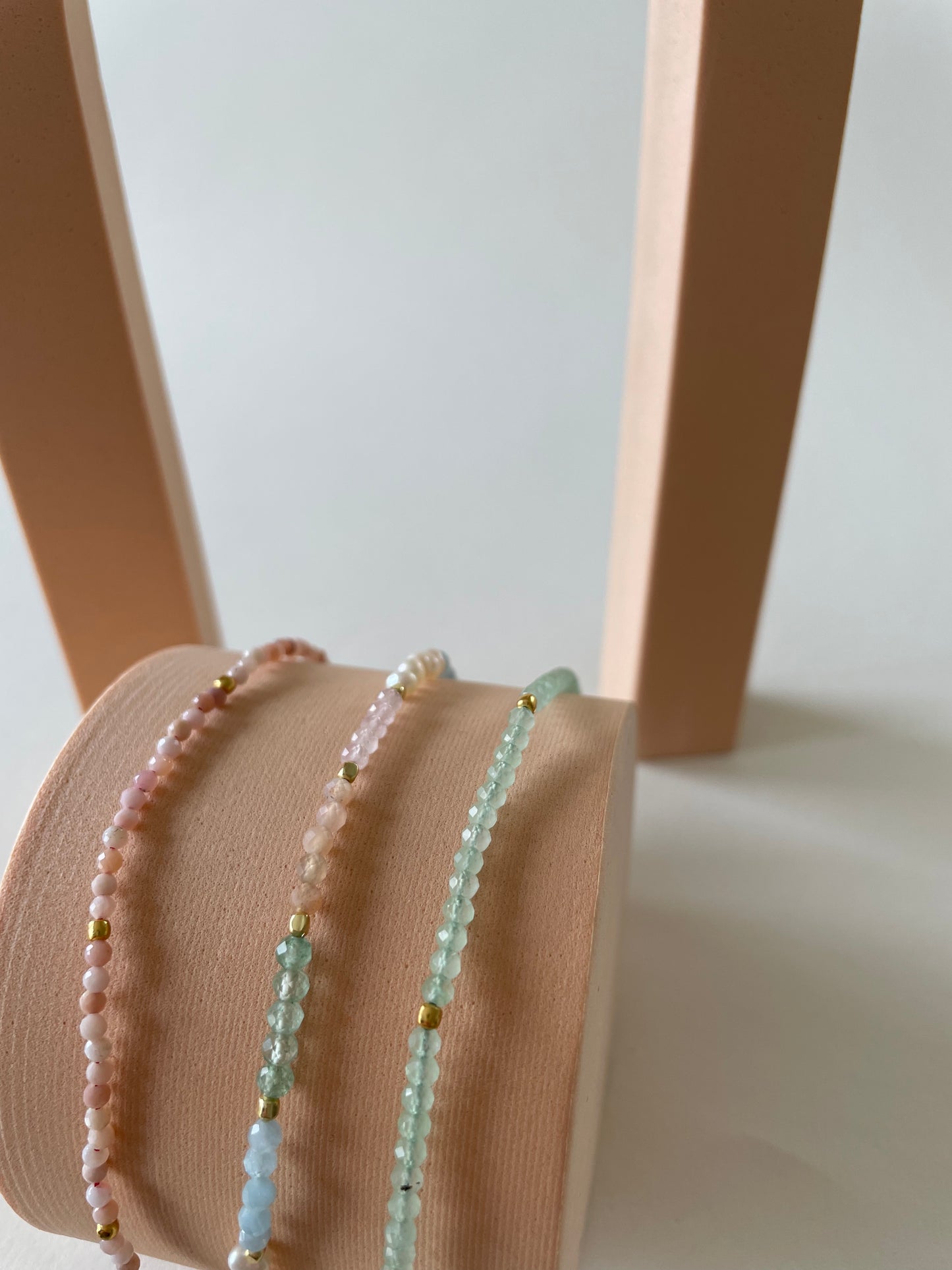 Perlen Goldarmband mit rosa Opalen Edelsteinen, Perlenarmband
