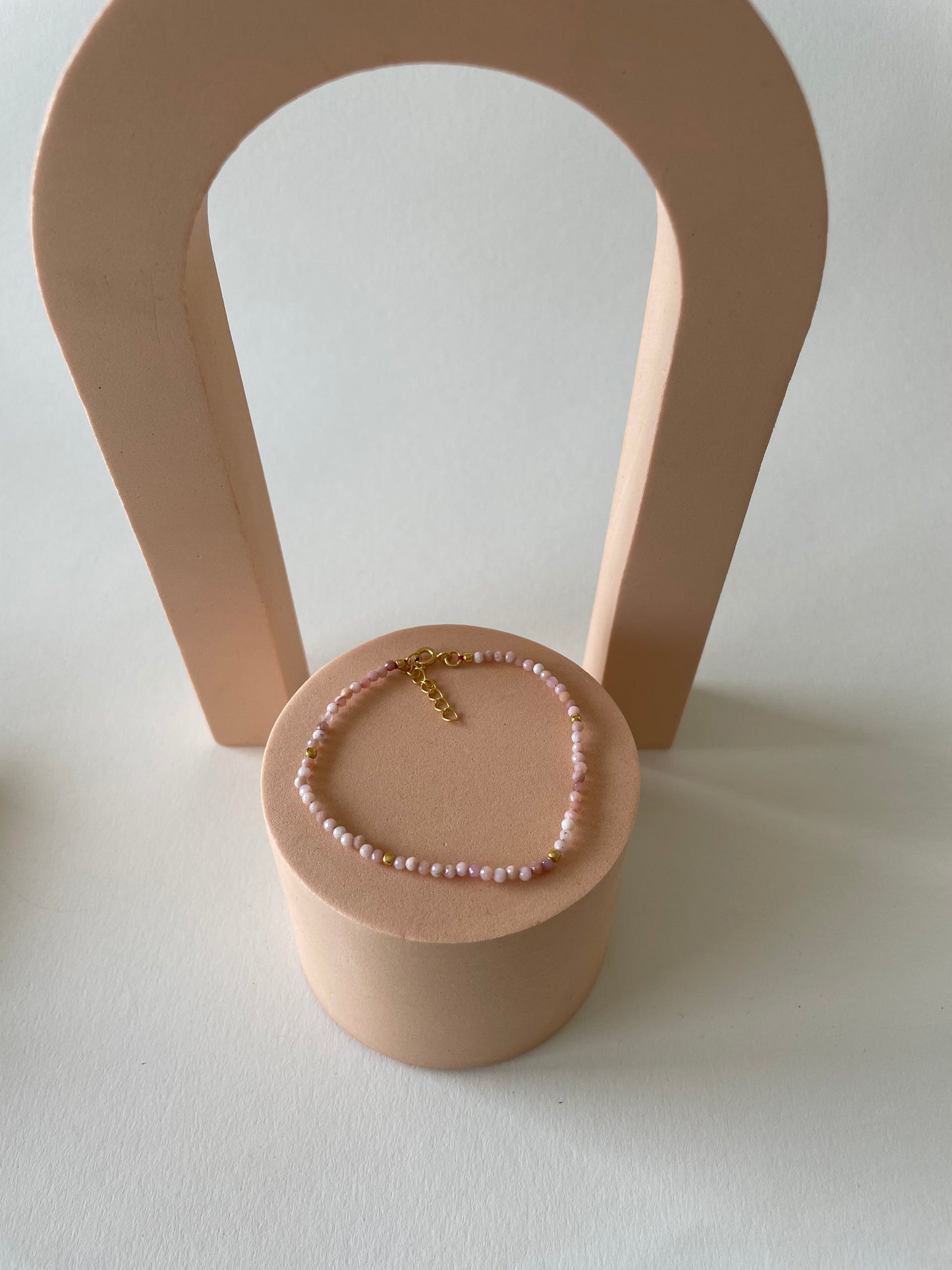 Perlen Goldarmband mit rosa Opalen Edelsteinen, Perlenarmband